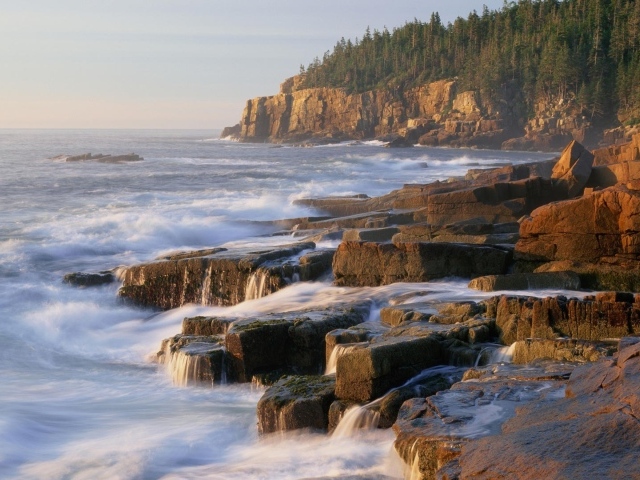 Пенистый прибой у прибрежных скал
