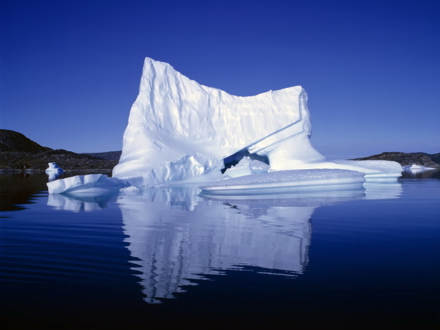 Высокий белый айсберг