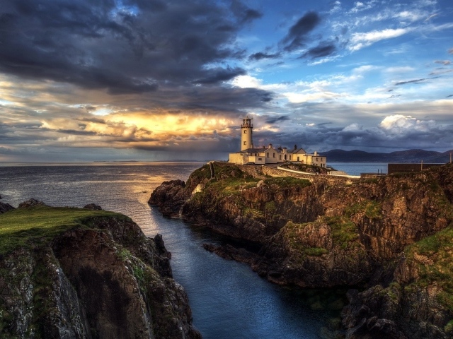 Маяк на месте впадения реки в море