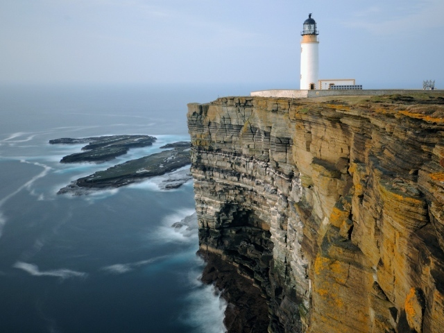 Маяк на отвесном берегу над морем