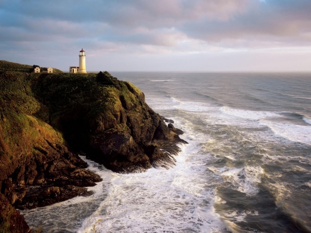 Маяк над бурным морем