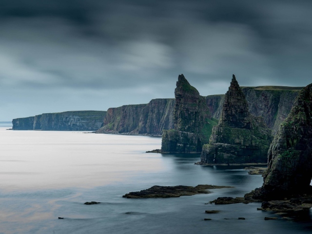 Скальные образования у обрывистого берега