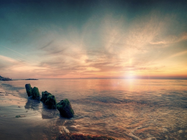 Несколько валунов на берегу моря