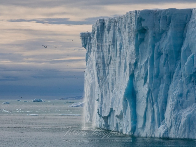 Отвесная стена ледника