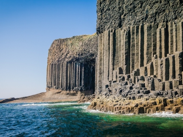 Каменная стена из скал на берегу моря
