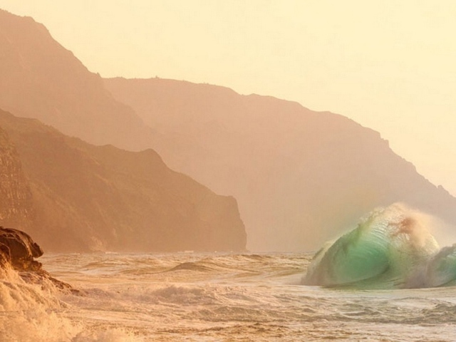 Волны прибоя у скал затерянного острова