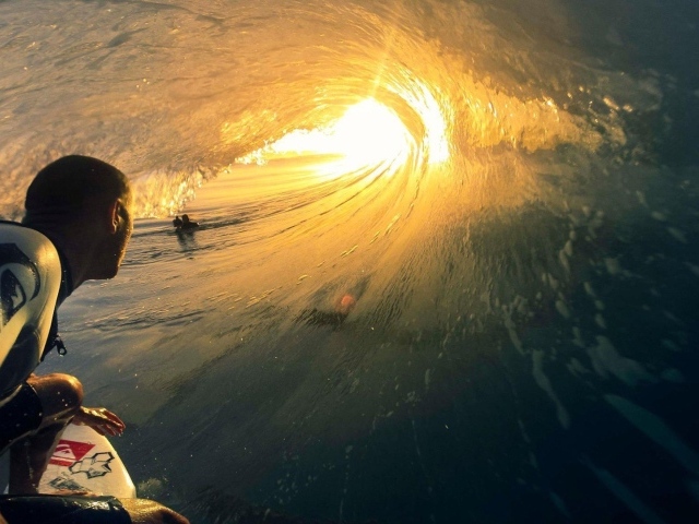 Серфер внутри хорошей волны