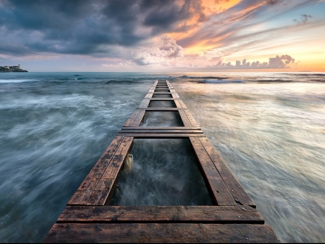 Каркас деревянного причала у моря