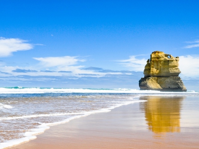 Обточенная ветрами скала на берегу моря