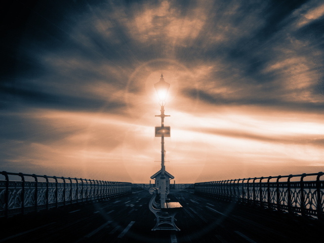 Свет фонаря и свет заката