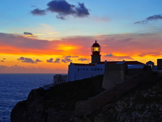 Маяк на оранжевом закате