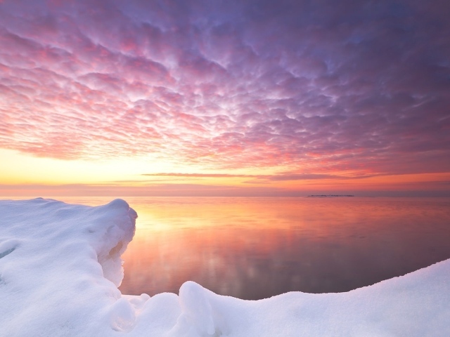 Розовый закат в Антарктиде