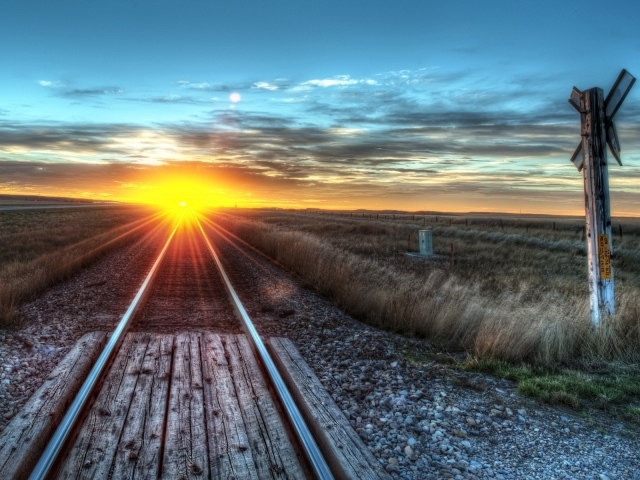 Рельсы уходят на солнце, закат