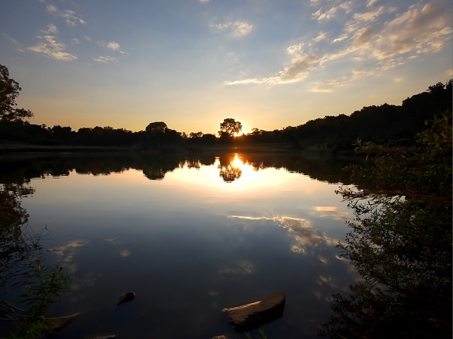 Отражение заката в лесном озере