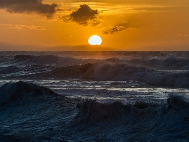 Солнце садится в бурное море