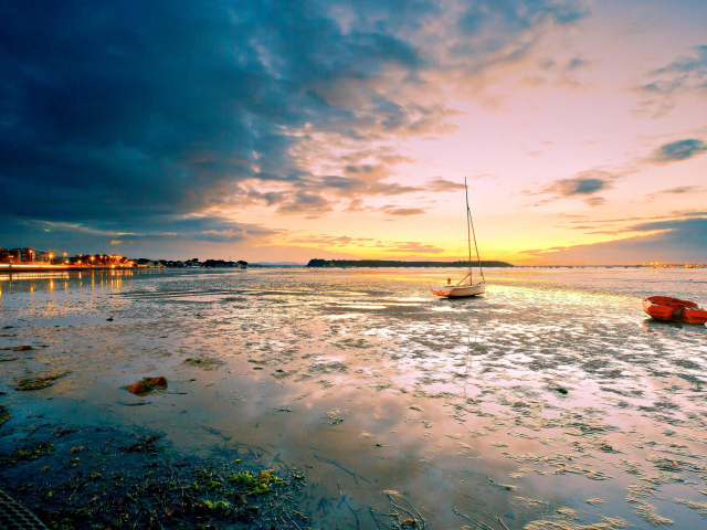 Закат на пляже с лодкой