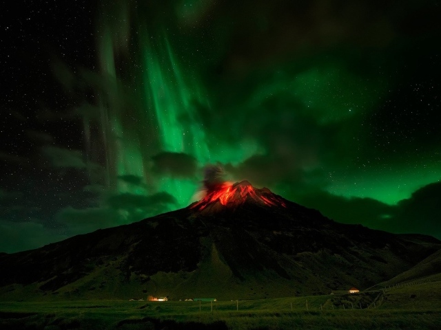 Северное сияние над пылающим вулканом