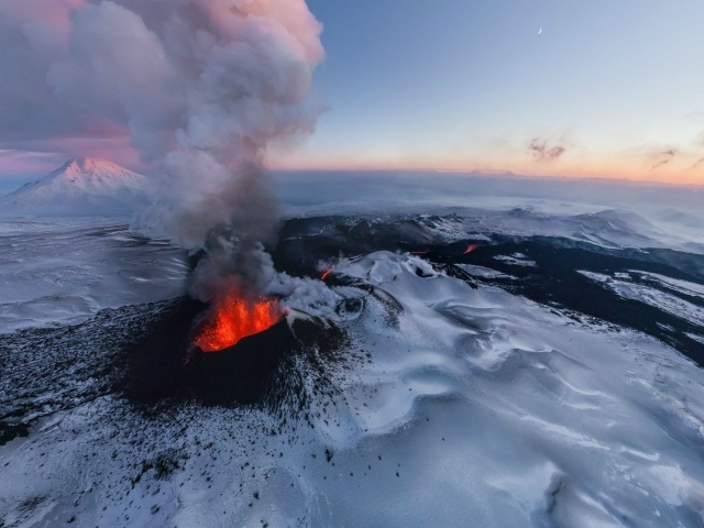 Красная лава среди снежных вершин