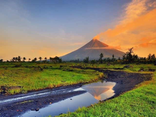 Дымок из недр дремлющего вулкана