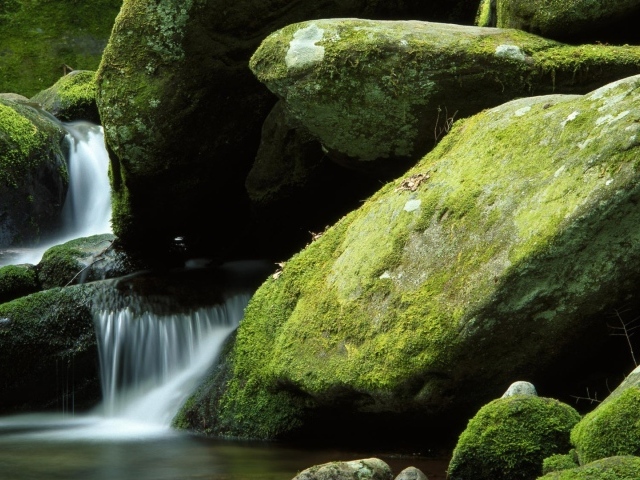 Водопад среди огромных валунов