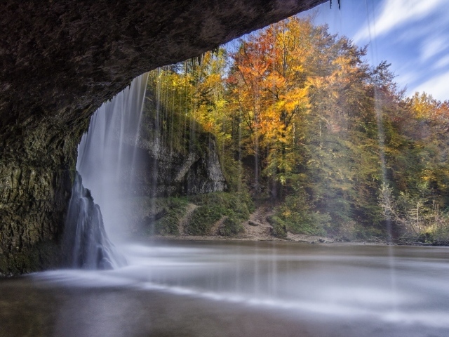 Водопад прикрывает вход в пещеру