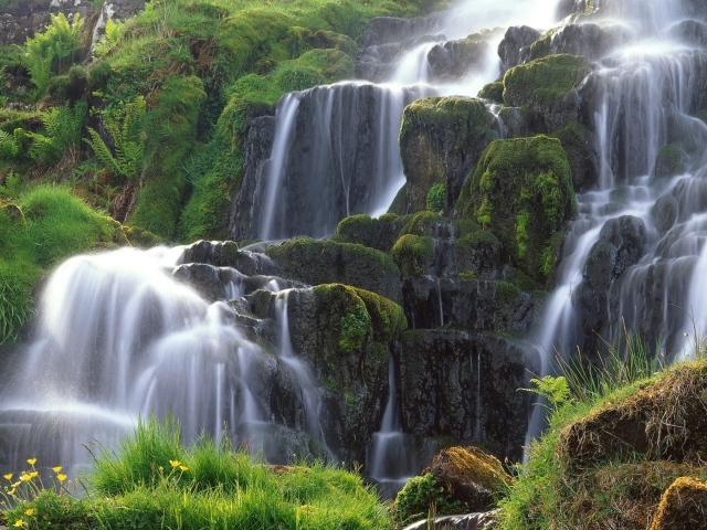 Пенистый поток стекает по скалам