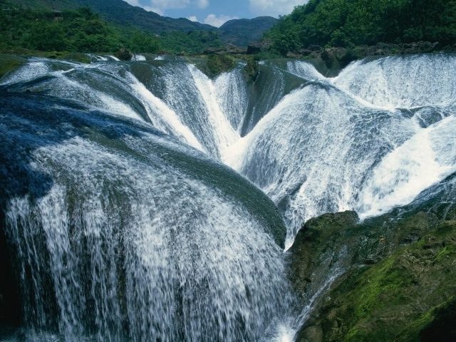 Необычный водопад в овраг