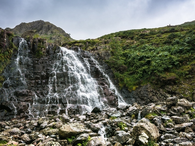 Вода течет по камням с холма