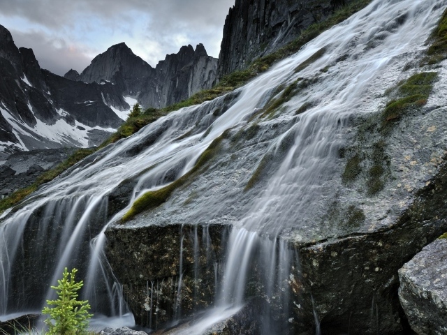 Водопад на склоне горы