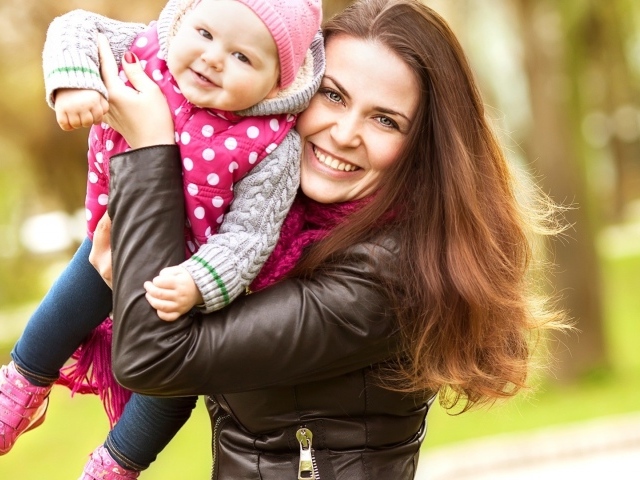 Счастливая мама с малышом на руках