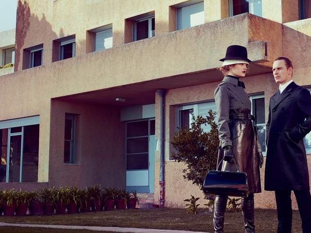 Мужчина и женщина в стиле ретро у дома