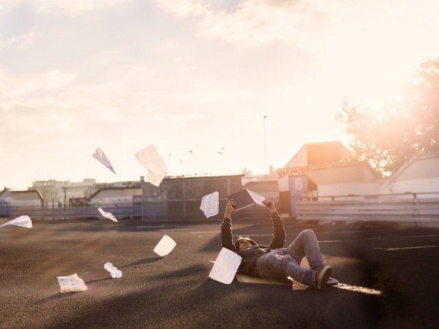 Мужчина теряет страницы из книги