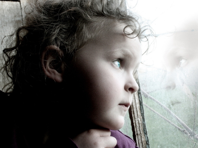 Ребенок смотрит в окно