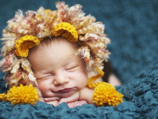 Ребенок спит в забавной шапке