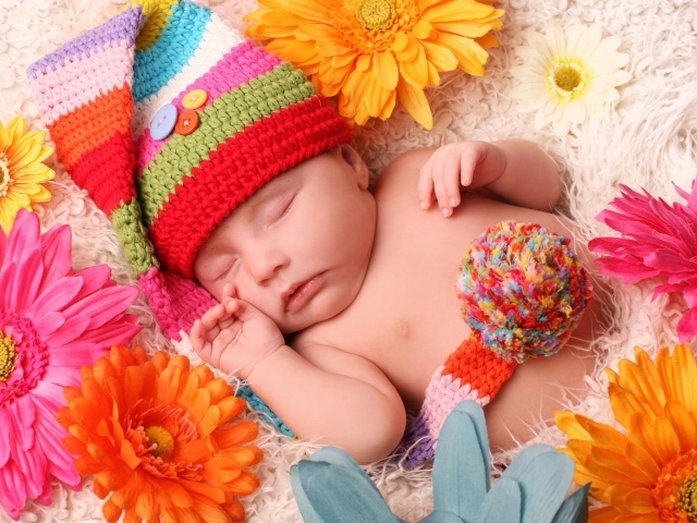 Малыш спит в постели среди цветов