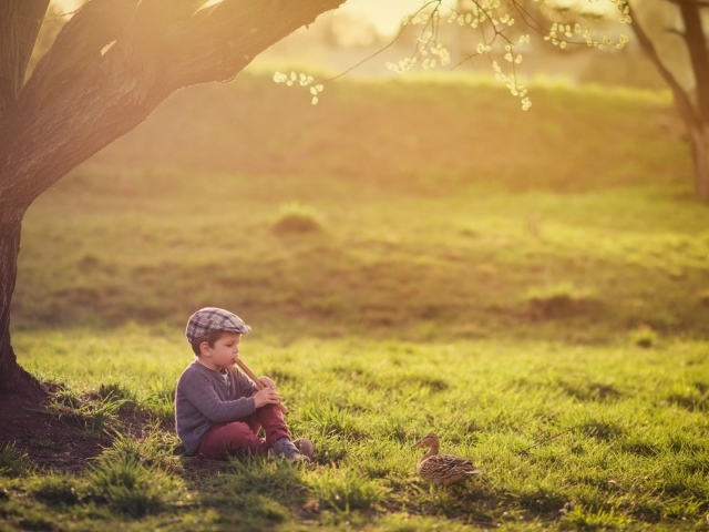 Мальчик играет на флейте