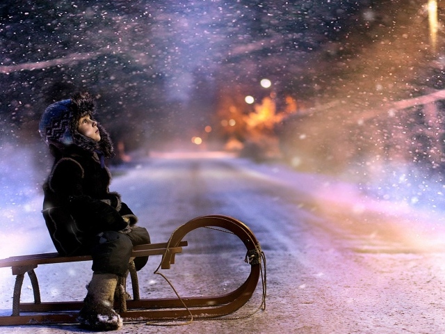 Мальчик катается на санках