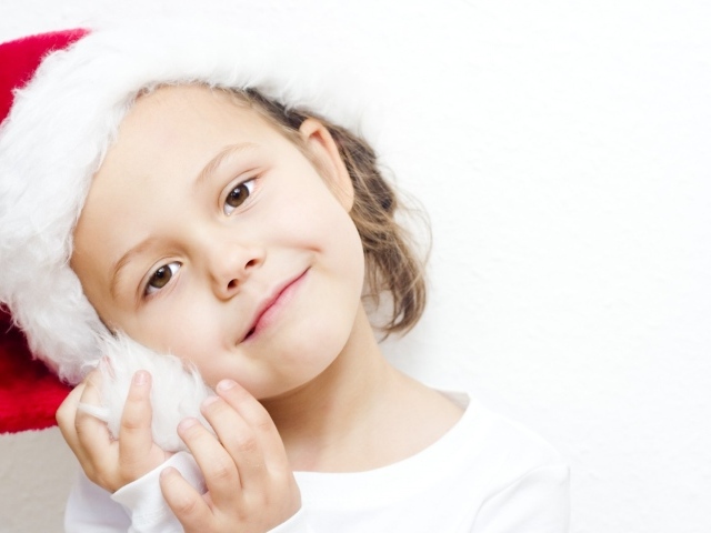 Девочка в шапке Санты