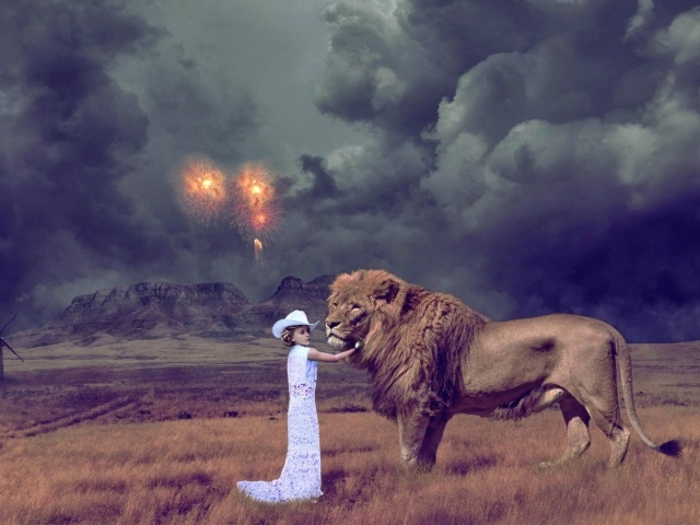 Девочка играет со львом