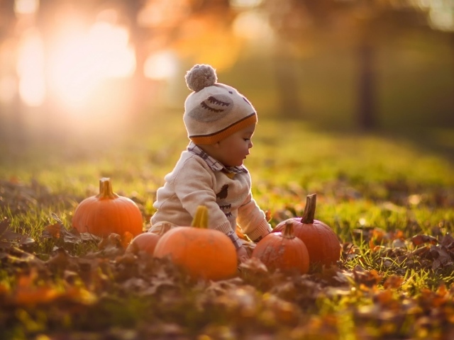 Девочка играет с тыквами