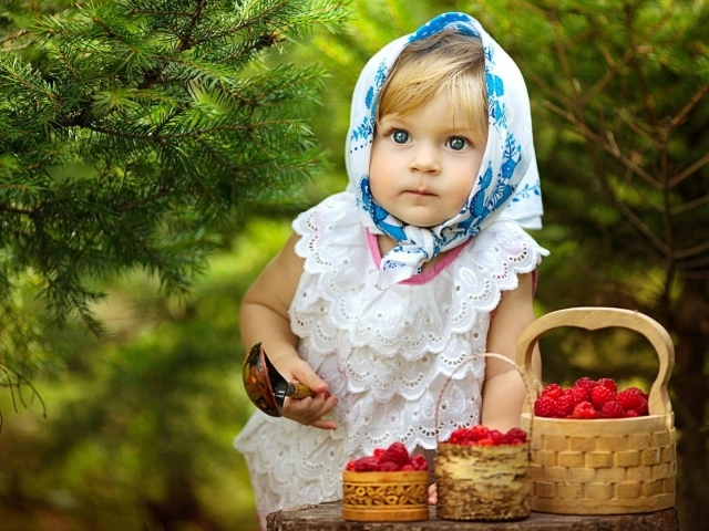 Девочка с корзинками лесных ягод