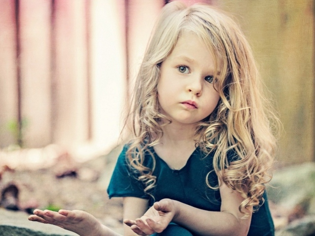 Маленькая белокурая девочка
