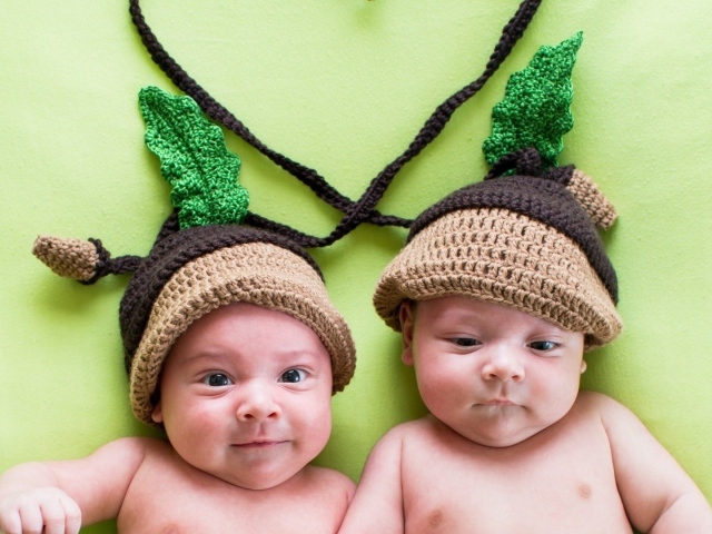 Маленькие близнецы в милых шапках