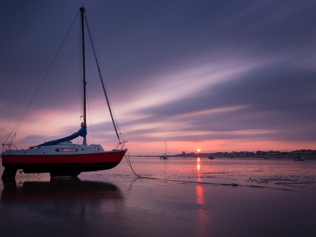 Катер на суше во время отлива