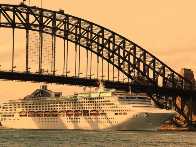 Круизный лайнер под мостом