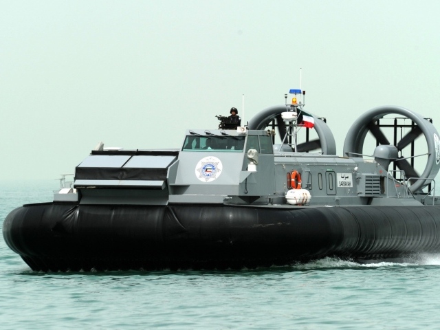 Военный катер на воздушной подушке