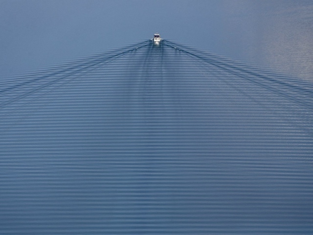 Рябь воды за катером