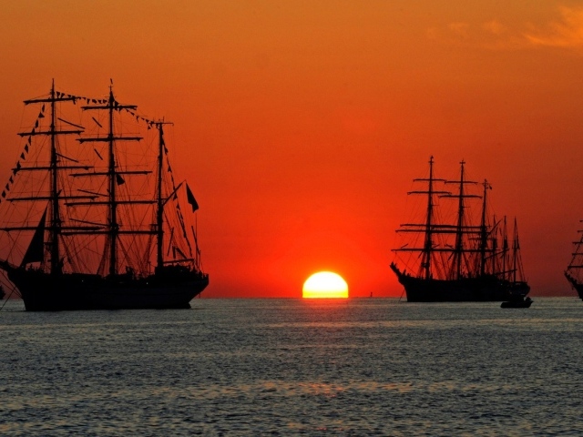 Парусные корабли на фоне заката
