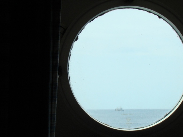 Вид из окна корабля в океане