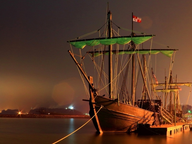 Старинный парусный корабль в порту в США